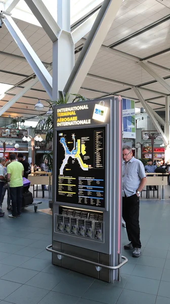 Man waching riktning tecken inuti Yvr airport — Stockfoto