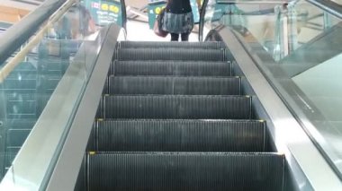 bir tarafı yvr havaalanındaki yürüyen merdiven.