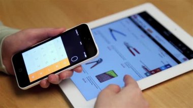 Alışveriş ipad ekranda yeni araçları ve toplam fiyat hesaplama kadın kapatmak.