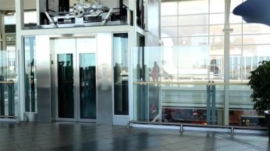 Elevlator Yvr Havaalanı içinde alan insanlar