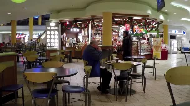 Закрыть человека, наслаждающегося едой в столовой торгового центра . — стоковое видео