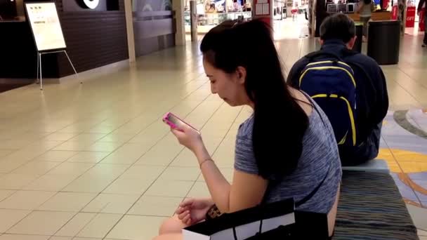Mujeres leyendo el mensaje de teléfono móvil en el área de descanso — Vídeo de stock