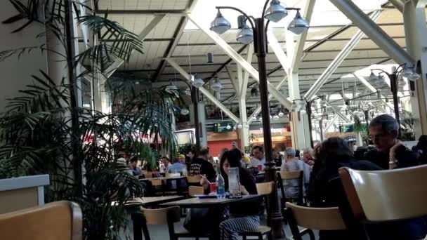 Um lado da praça de alimentação no aeroporto YVR — Vídeo de Stock