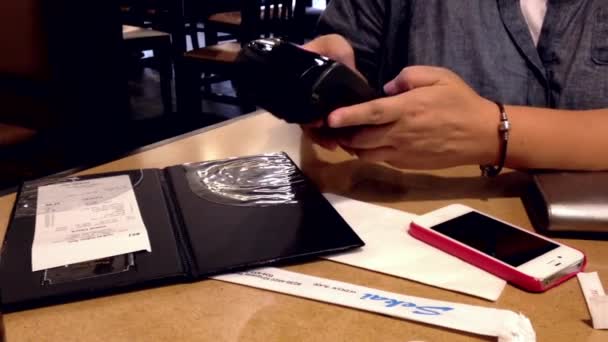 Mujer pagando factura con tarjeta de crédito dentro de restaurante japonés — Vídeos de Stock