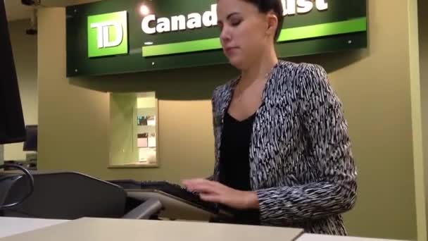 Mensen cheque storten op de bank teller — Stockvideo