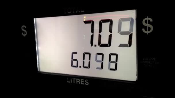Benzinlikte yükselen maliyet — Stok video