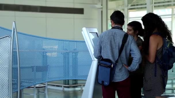 Mensen controleren kaart binnen Yvr luchthaven apenstaartje richting — Stockvideo