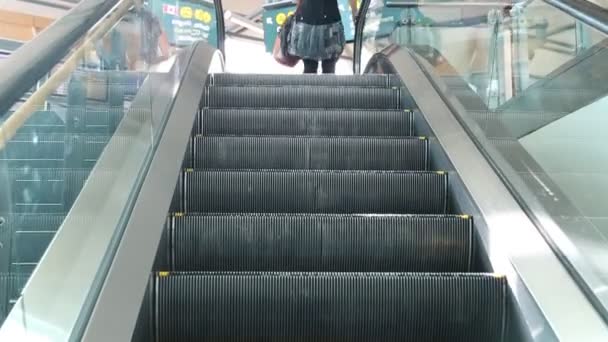 Un lado de la escalera mecánica en YVR aeropuerto . — Vídeos de Stock