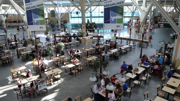 Um lado da praça de alimentação no aeroporto YVR — Vídeo de Stock