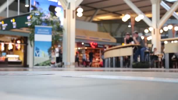 İnsanlarla düşük açılı ayak Yvr Havaalanı içinde yürüyüş — Stok video