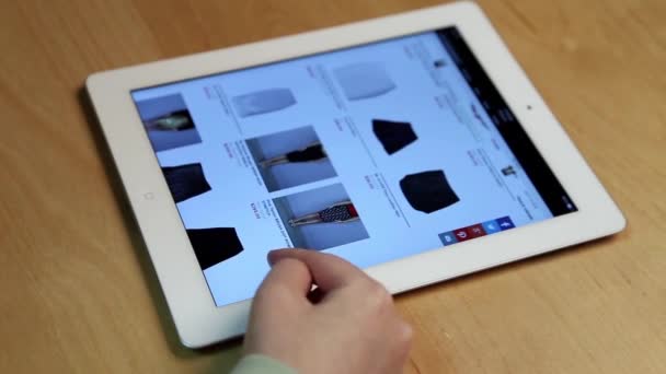 Close-up van vrouw winkelen nieuwe rok ipad tentoongesteld — Stockvideo