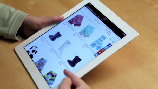 Nahaufnahme einer Frau, die neue Socken und Schuhe auf dem iPad einkauft — Stockvideo