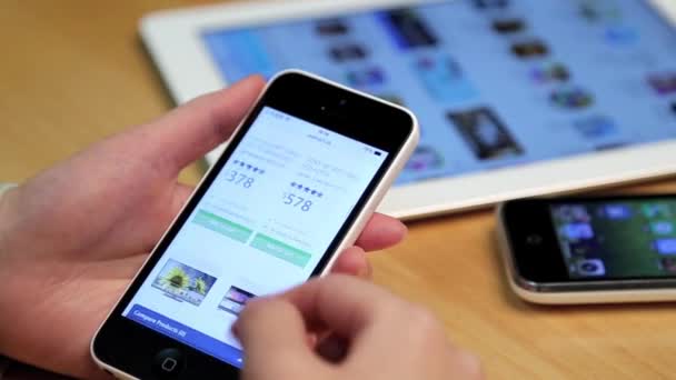 Gros plan femme shopping nouvel écran sur iphone — Video