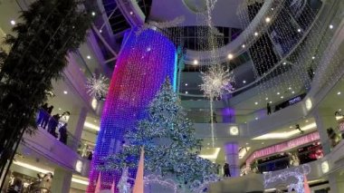Bir tarafı ile ışık oldu Noel alışveriş merkezi binasının tam dekore edilmiş.