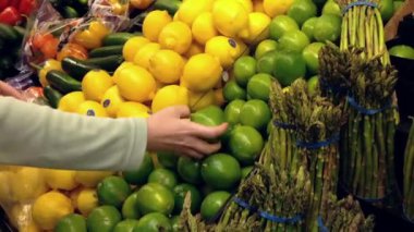 Markette taze limon seçme kadın bölümü üretmek.
