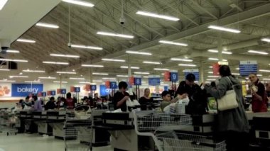 bir tarafı sayaç superstore içine atın.