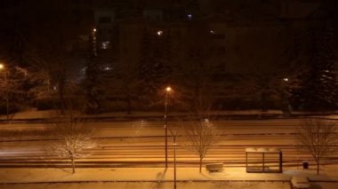 Kar fırtınası gece arabalar
