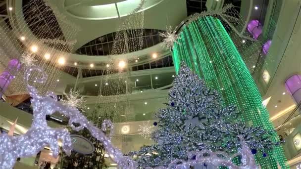 Één kant van winkelcentrum met Kerstmis licht was versierd vol gebouw. — Stockvideo