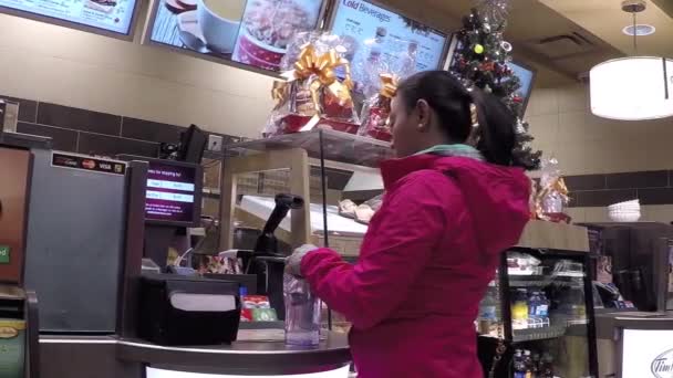 Close-up van uitchecken teller voor vrouw het kopen van koffie — Stockvideo