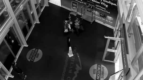 Topp skott av köpcentret entré människor gå och kvinna donera pengar med svarta och vita färgen tonas — Stockvideo