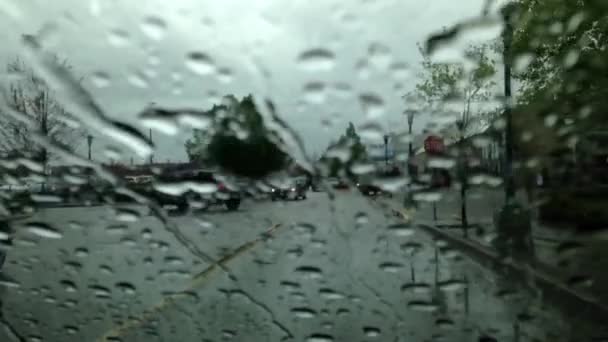 Dirigir no dia de chuva, foco na gota de chuva da janela — Vídeo de Stock