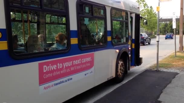 Ludzie przy wysiadaniu z autobusu na przystanek autobusowy — Wideo stockowe