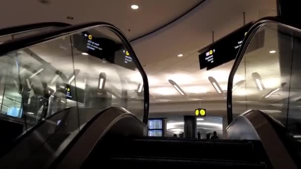 Luchthaven terminal van binnenlandse aankomst lobby — Stockvideo