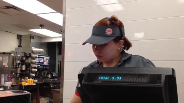 Pessoas que pedem comida dentro da loja Burger King — Vídeo de Stock