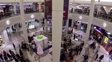 bir tarafı alışveriş merkezi