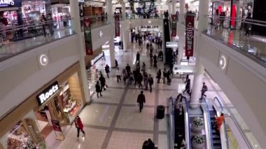 bir tarafı alışveriş merkezi