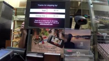 Custmer Tim hortons sayacında kullanıma, sıcak çikolata satın alma ekranı kapatın