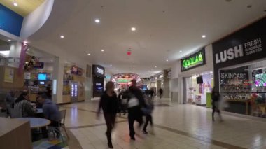 Zaman atlamalı alışverişçi Coquitlam alışveriş merkezi içinde