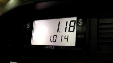 İstasyon pompa ekran üzerinde yükselen benzin fiyatlarını kapatın