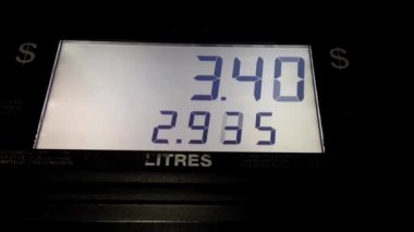 İstasyon pompa ekran üzerinde yükselen benzin fiyatlarını kapatın