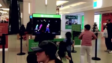 Çocuk dans oyunu Burnaby Merkezi ile Microsoft çalışanları gösterir