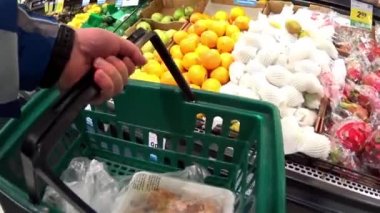 Adam gıda fiyat Akıllı gıda ile geniş açı çekim içinde satın alma.