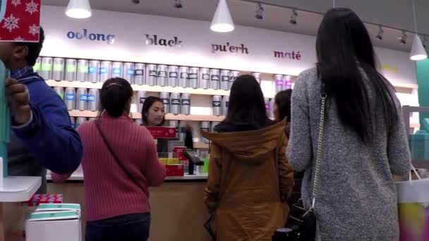 Mujer comprando té dentro del centro comercial Burnaby con gran angular de tiro — Vídeos de Stock