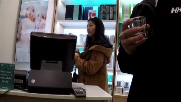 광각 촬영 버나비 쇼핑몰 안에 차를 구입 하는 여자 — 비디오