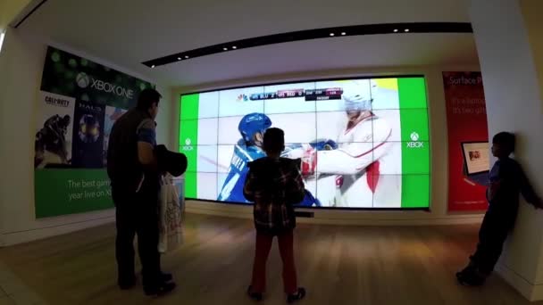 Leute spielen hockey-spiel für microsoft store demonstriert in burnaby bc canada. — Stockvideo