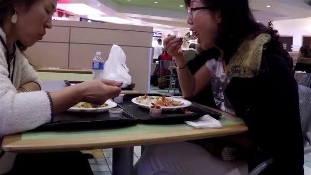 Close up people enjoying meal in modern mall food court cafeteria. — Stock Video