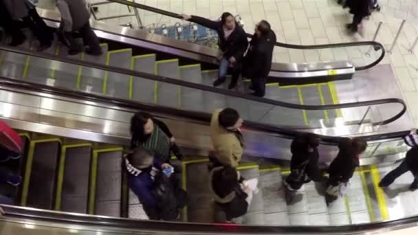 Занятые эскалаторы в торговом центре Coquitlam с широким углом съемки — стоковое видео