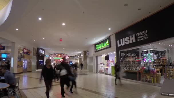 Tijdspanne van shopper binnen Coquitlam shopping mall — Stockvideo