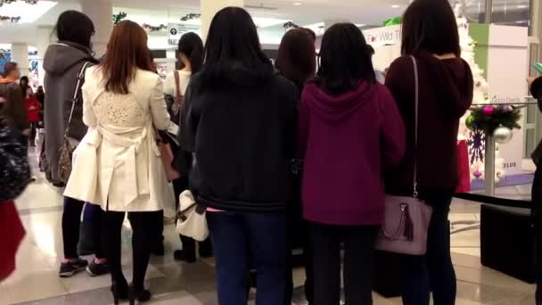 La gente hace cola para esperar café gratis — Vídeo de stock