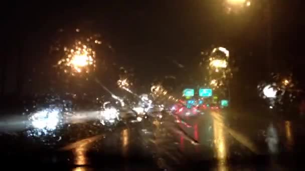 Conducir en la noche de lluvia fuerte — Vídeo de stock