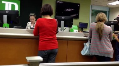 İnsanların içindeki td banka teller konuşuyor hizmet sayacı.