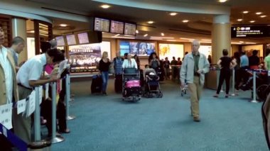 Onun arkadaşı, Vancouver Bc Kanada lobisinde International varış için bekleyen kadın.