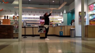 Gece Metropolis Alışveriş Merkezi içinde kapatma depolamak.