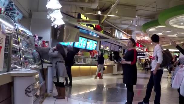 Tim Hortons fast food restoranında yemek bölümünde geniş açı çekim ile bir tarafı — Stok video