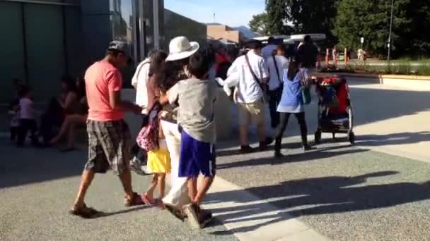 Pessoas saindo do aquário de Vancouver em Vancouver BC Brasil . — Vídeo de Stock