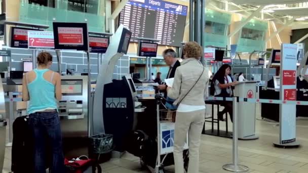 İnsanlar dışarı biniş kartı Vancouver Bc Kanada Kanada havayolları kontuarında yazdırma. — Stok video